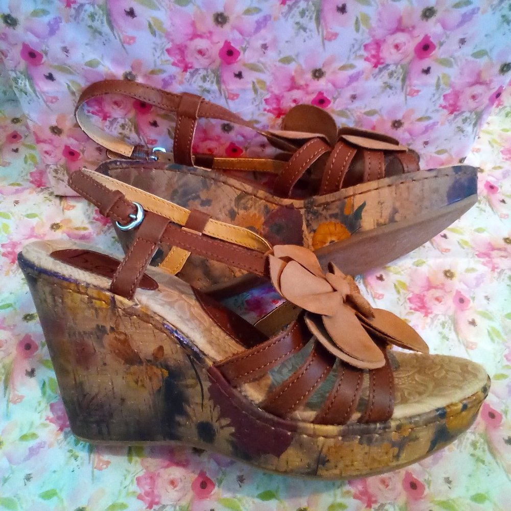 BORN  B.O.C WEDGE FLORAL SANDALS ~ SIze : 9